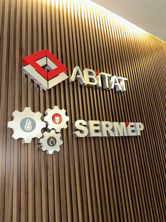 Logotipos de Abitat y Sermep en acrílico