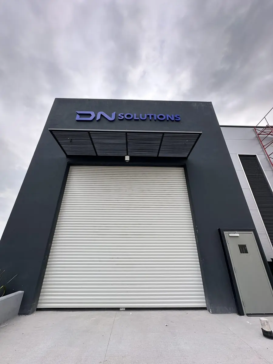Letras 3D en nave para DN Solutions