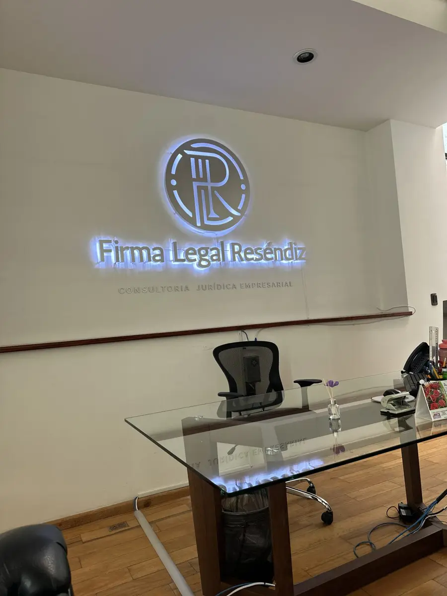 Retroiluminado en recepción para Firma Legal Reséndiz